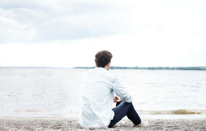 Saat Galau, Ini 5 Hal yang Biasa Dilakukan Para Introvert