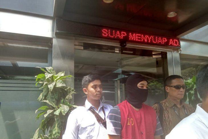 Pakai Penutup Wajah, Ramyadjie Priambodo Diserahkan ke Kejaksaan