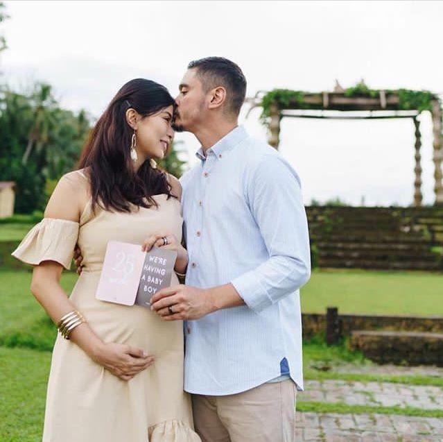 Menanti Anak Pertama, 10 Potret Romantis Reuben Elishama & Istri