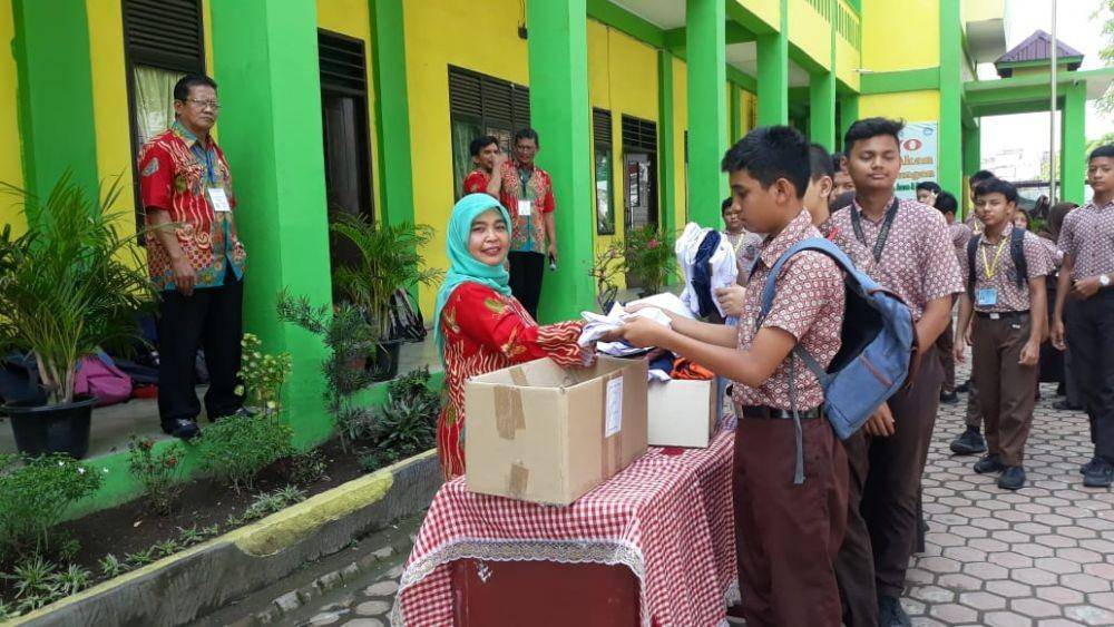 UNBK Usai, Siswa SMPN 7 Kumpul Seragam, Coret-coretnya di Spanduk