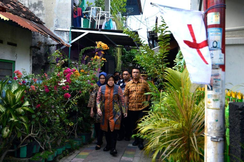 Kunjungi Rumah Duka KPPS Meninggal, Risma Janji Bantu Biaya Sekolah