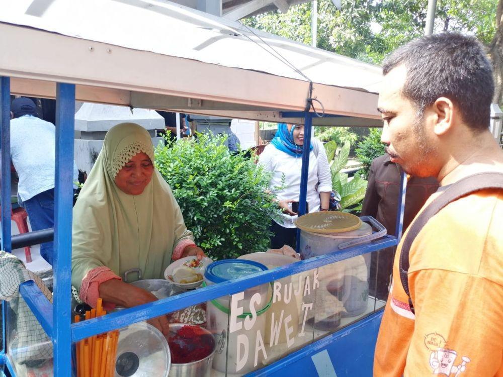 Ikut Pemungutan Suara Ulang, Warga Surabaya Dapat Es Dawet Gratis