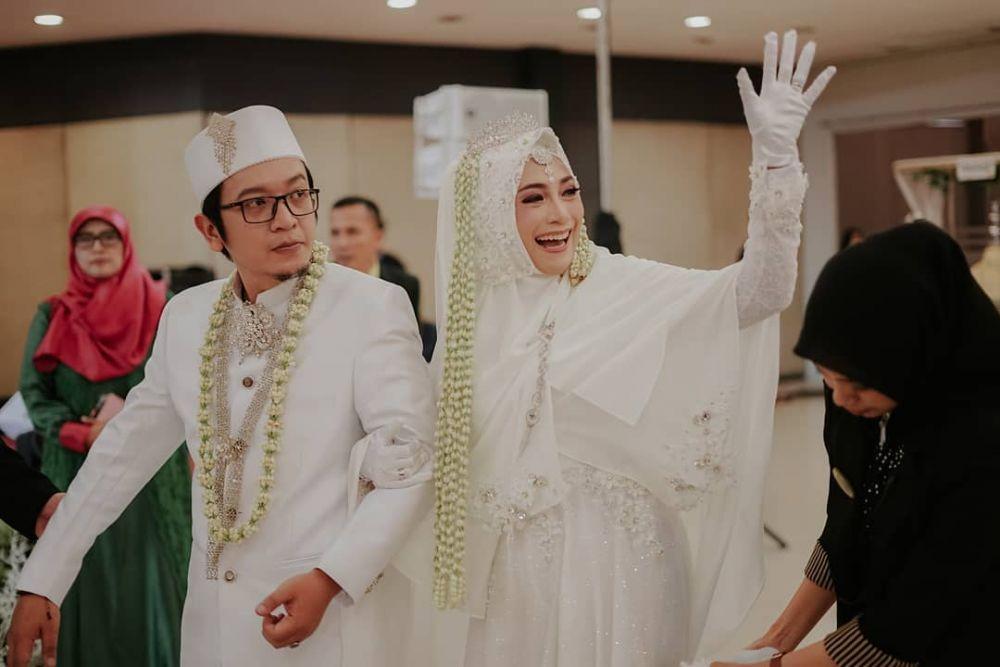 Menikah di Usia 44 Tahun, 10 Potret Bahagia Inka Christie & Suami