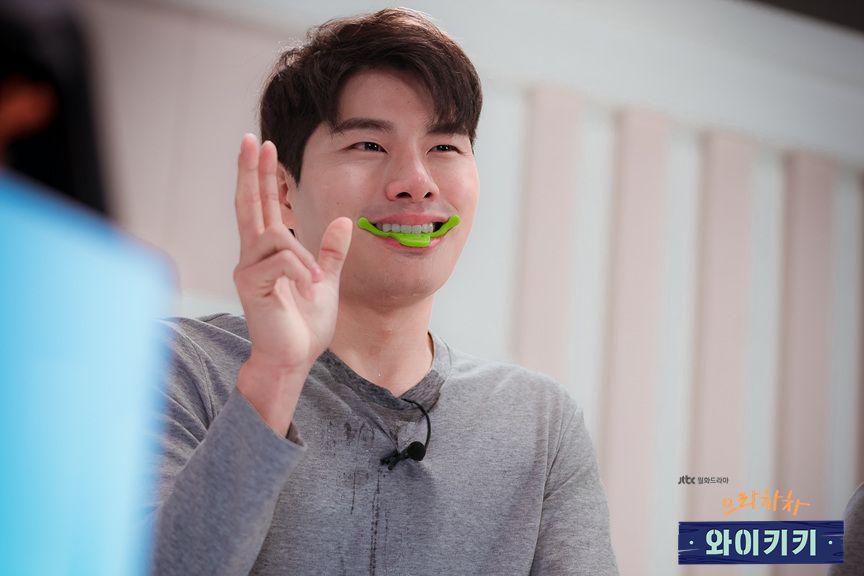 Kerap Perankan Pria Kocak, Ini 7 Fakta Unik Lee Yi Kyung!