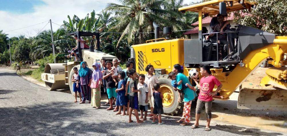 Pemkab Tapteng Mulai Perbaiki Jalan Rusak di Desa-desa