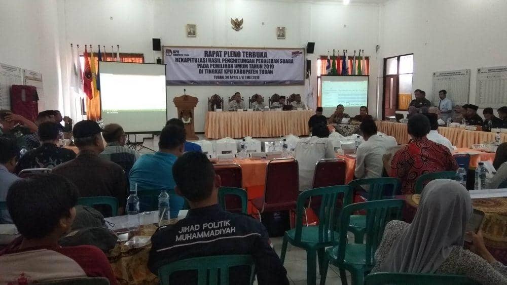 Hujan Protes Mewarnai Rekapitulasi Penghitungan Suara di KPU Tuban