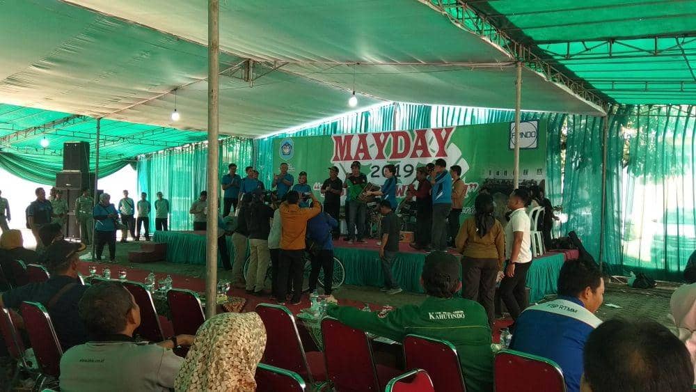 Bukan Orasi, Hari Buruh di Lamongan Diwarnai Bagi-bagi Hadiah