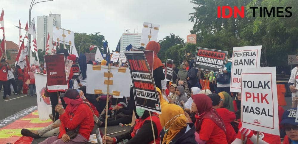 Ribuan Buruh Mulai Berkumpul di Depan Gedung Negara Grahadi Surabaya