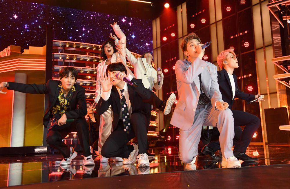 10 Potret Aksi Panggung BTS & Halsey di BBMAs 2019, Pecah Banget!