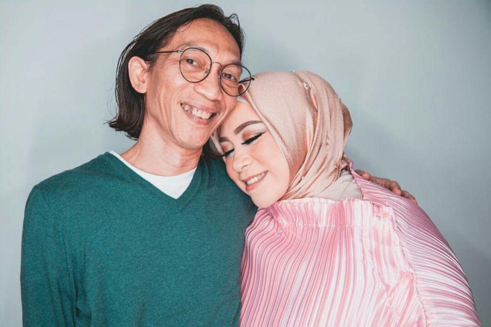 23 Tahun Bersama, Ini Potret Melly Goeslaw & Suami yang Bikin Adem!