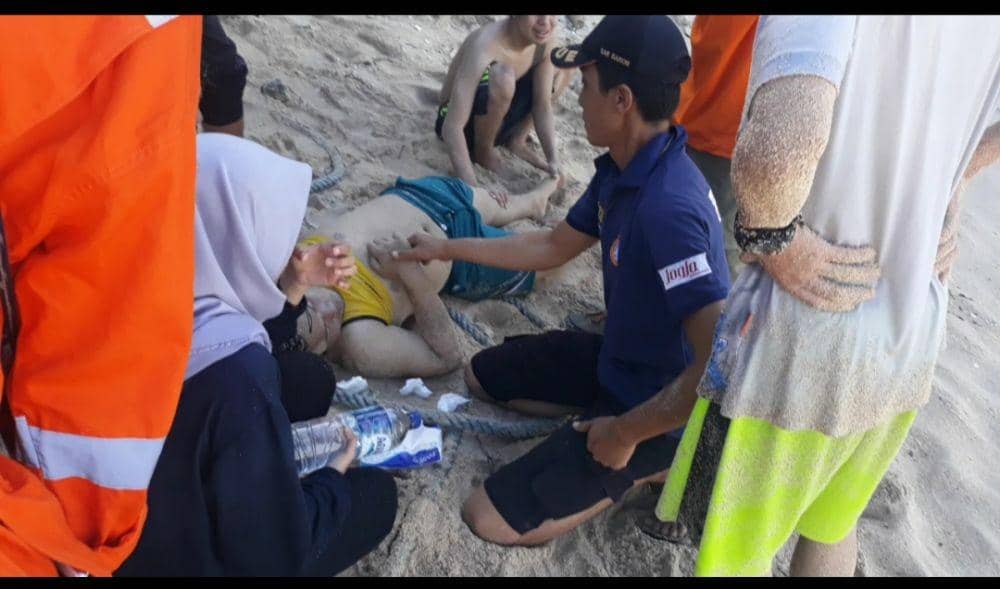 Personel SAR memberi pertolongan kepada korban selamat (IDN Times/Istimewa)