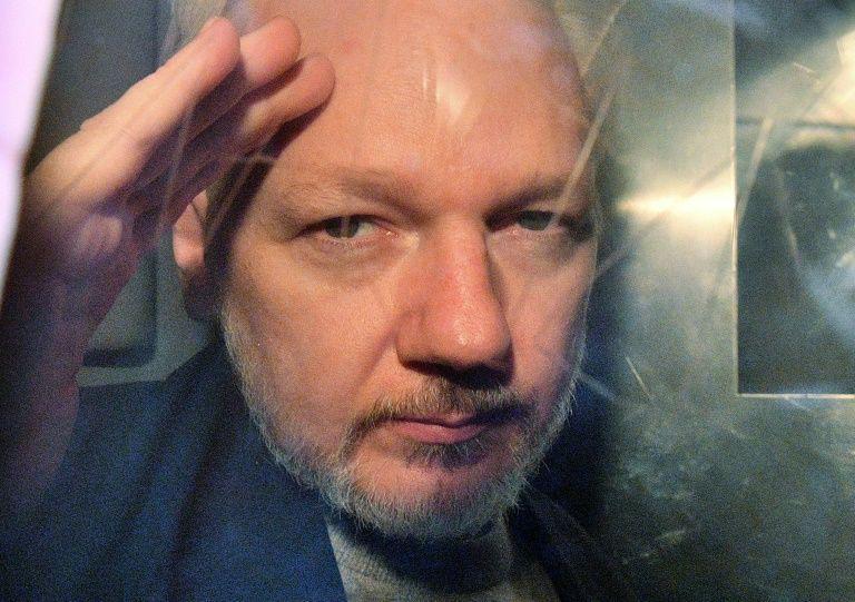 Julian Assange Menentang Rencana Ekstradisinya ke AS di Pengadilan