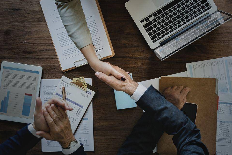 https://pixabay.com/photos/people-business-adult-paper-3295555/