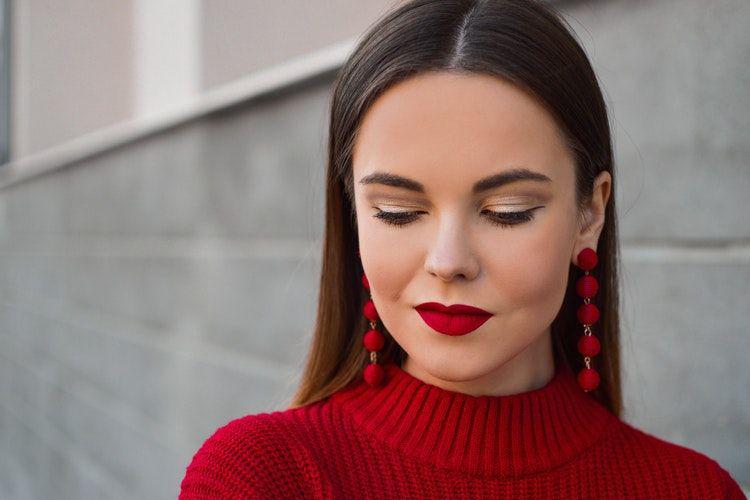 Biar Gak Kering, Coba Lakukan 4 Tips Ini Saat Memakai Lipstik Matte
