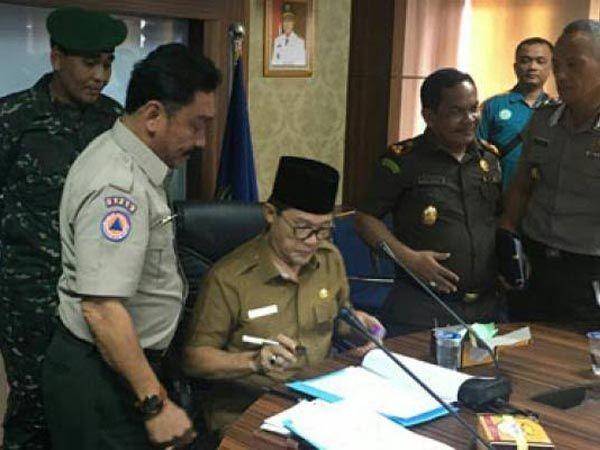 (Wali Kota Dumai <tengah duduk dan memegang pulpen> Zulkifli Adnan Singkah) web.dumaikota.go.id