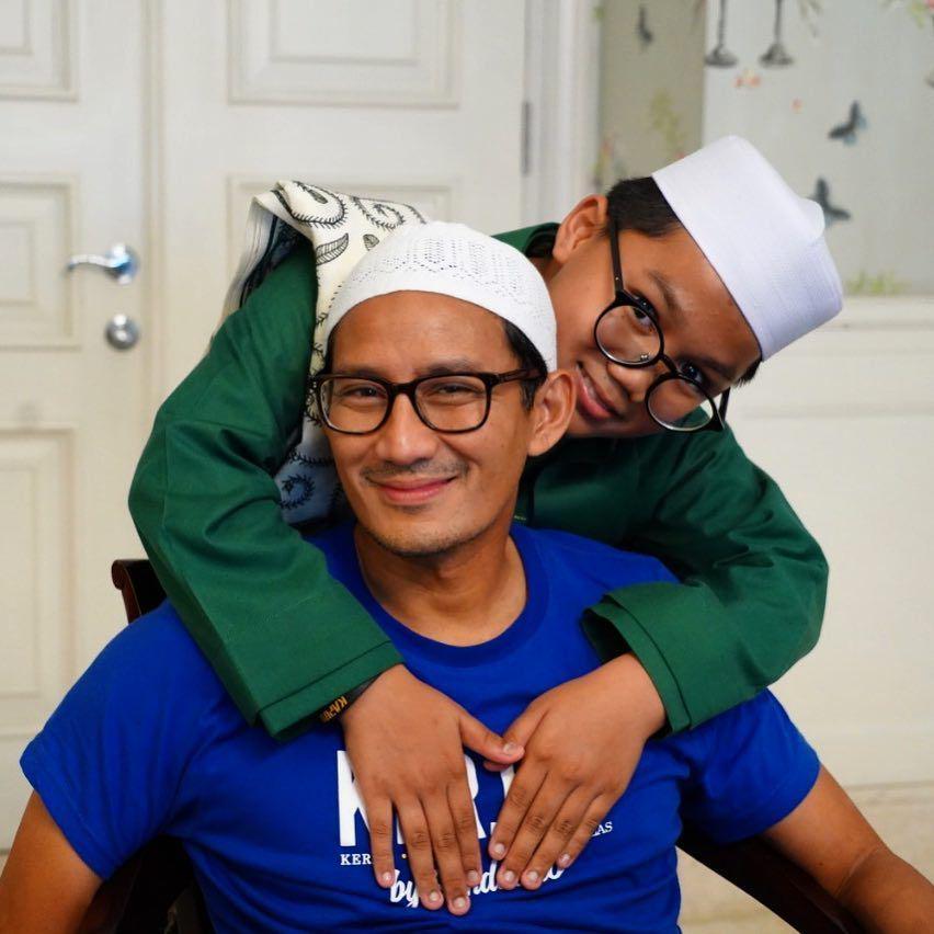 Disebut Papa Online, 10 Potret Sandiaga Uno yang Mengayomi Banget