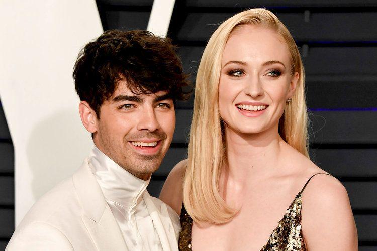 9 Potret Aktris Sophie Turner, Mama Muda nan Memesona