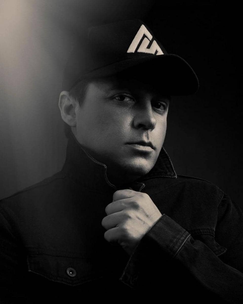 Instagram.com/adamskyofficial