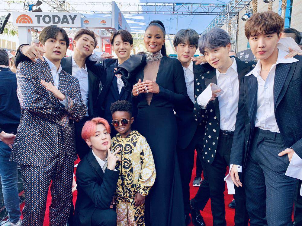 twitter.com/BTS_twt