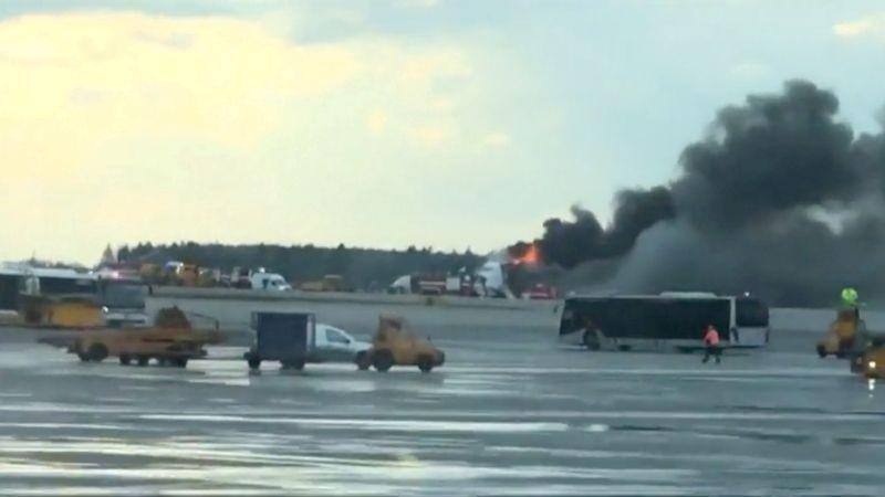 Pesawat Rusia Terbakar Saat Mendarat, 41 Orang Tewas