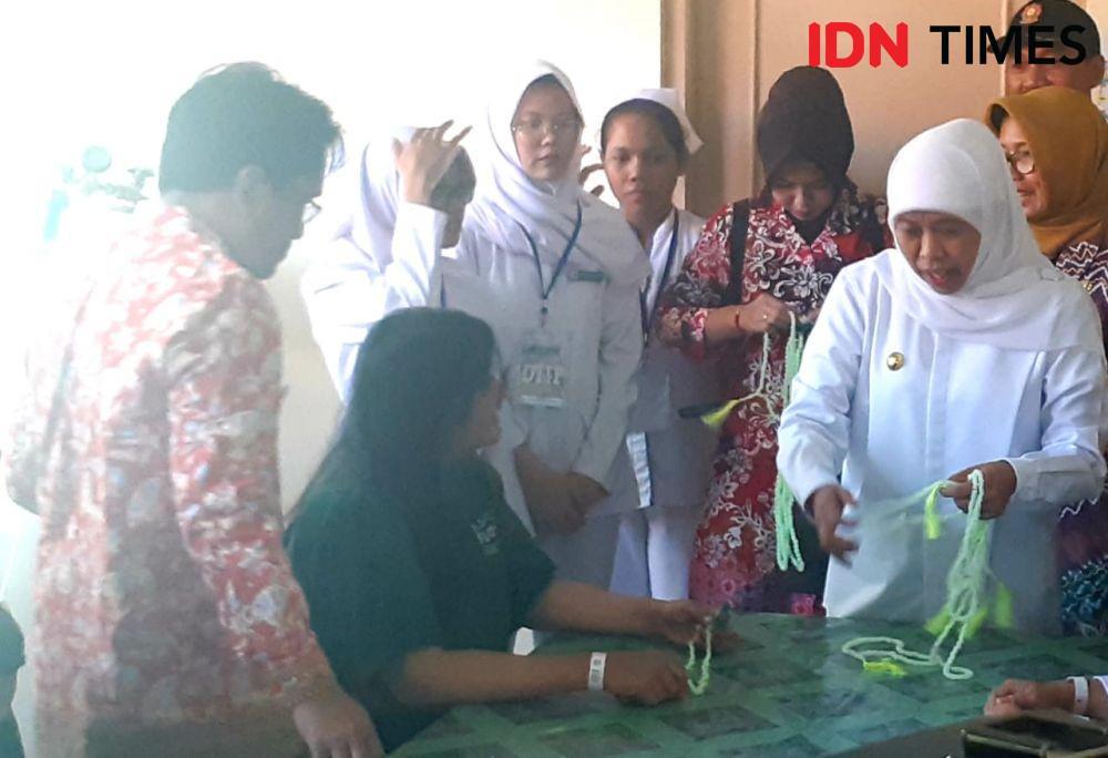 Besuk Pasien Gangguan Jiwa, Khofifah Sempat Kalungkan Tasbih