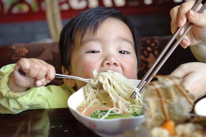 hellosehat.com/parenting/nutrisi-anak/anak-sering-makan-mie-instan/