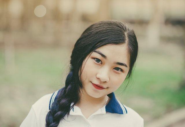 6 Cara Mengepang Rambut Sendiri Bergaya Klasik yang Mudah