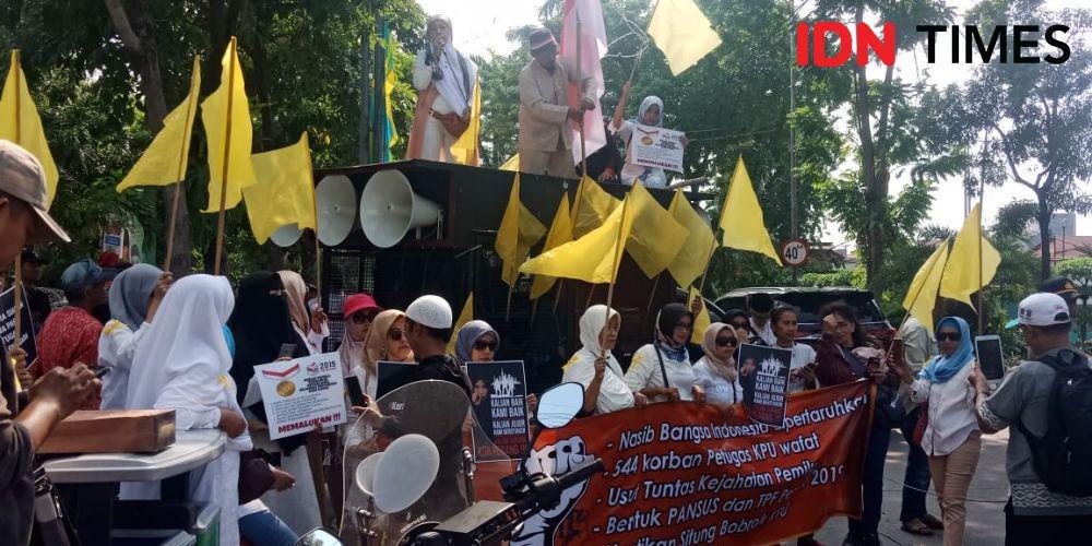Penghitungan Suara Sedang Berlangsung, Puluhan Emak-emak Geruduk KPU