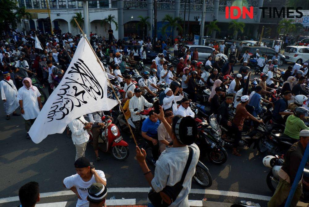 [FOTO] Massa Tenteng Kayu Hingga Tudingan GNPF Soal Kecurangan Pemilu