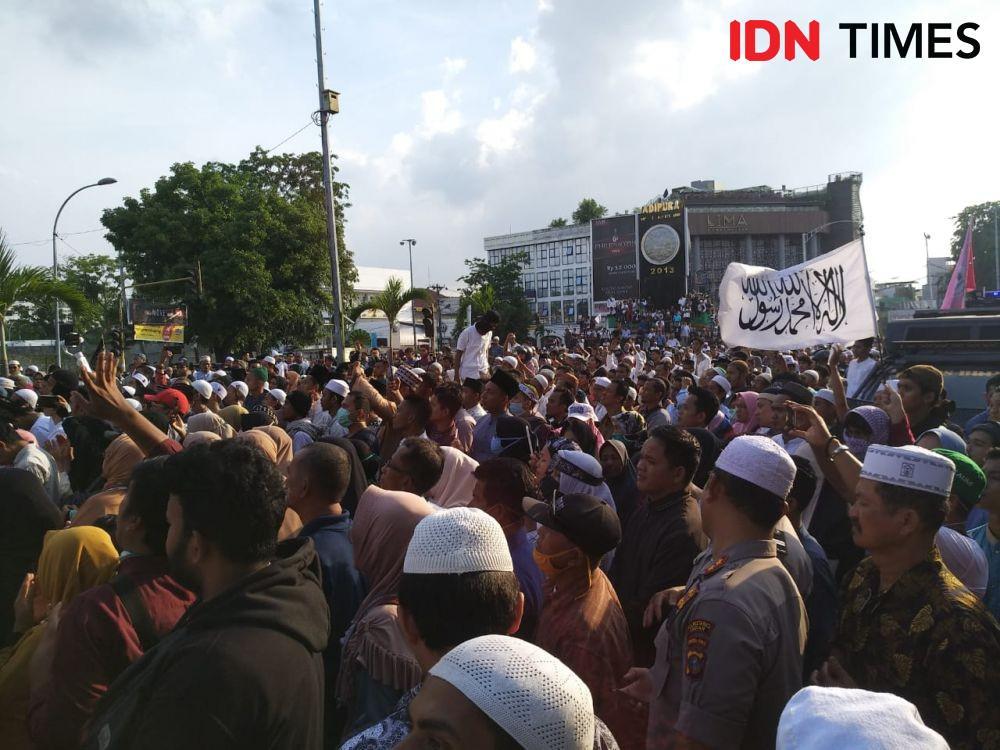 Geruduk Bawaslu Sumut, Massa GNPF Minta Jokowi Didiskualifikasi