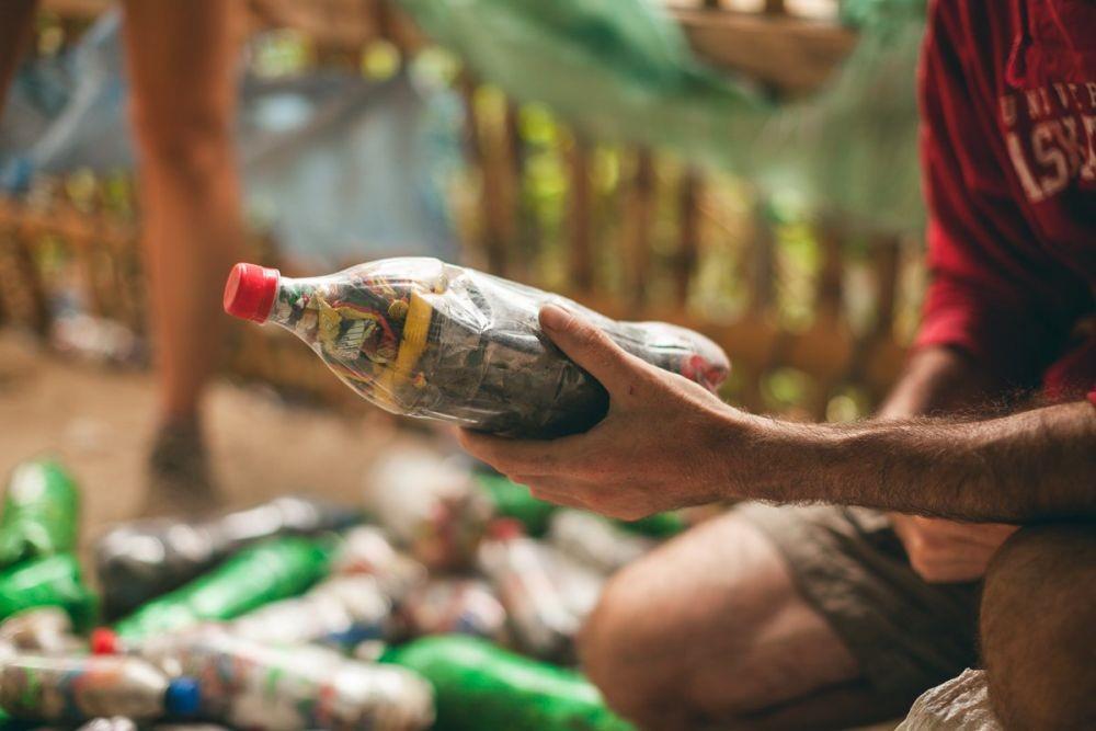 Sampah Plastikmu Bisa untuk Bahan Membangun Rumah, Ecobrick Solusinya!