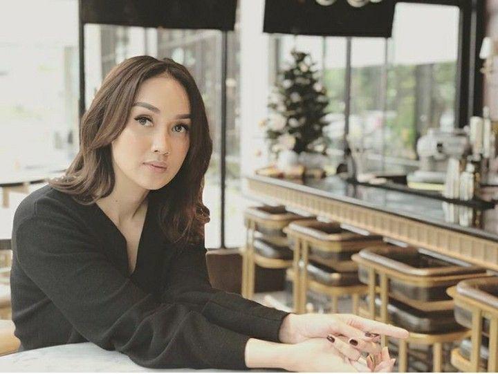 10 potret sara wijayanto dengan outfit serba hitam, makin memeson