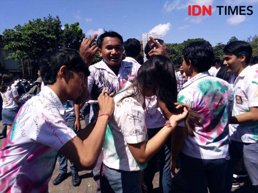 Ilustrasi corat-coret saat kelulusan (IDN Times/Hisyamudin Keleten Kelin)