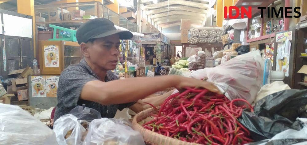 Harga kebutuhan pokok di pasar tradisional mulai naik. IDN Times/Daruwaskita
