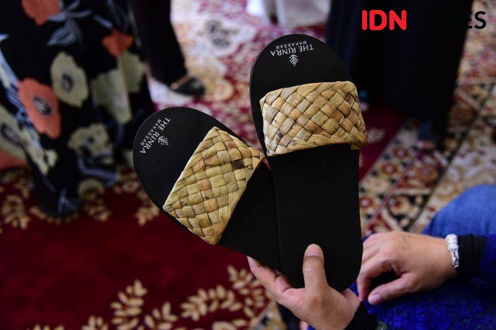 sandal dari eceng gondok (IDN Times/Didit Hariyadi)