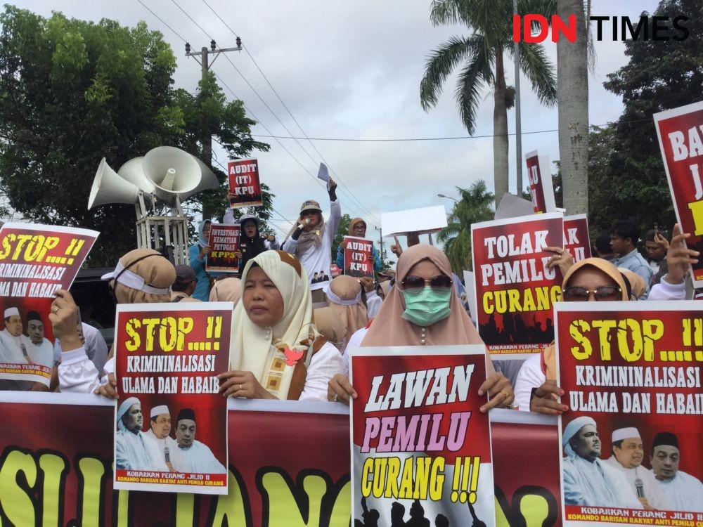 Emak-Emak Militan Datangi Bawaslu Minta Jokowi-Ma'ruf Didiskualifikasi