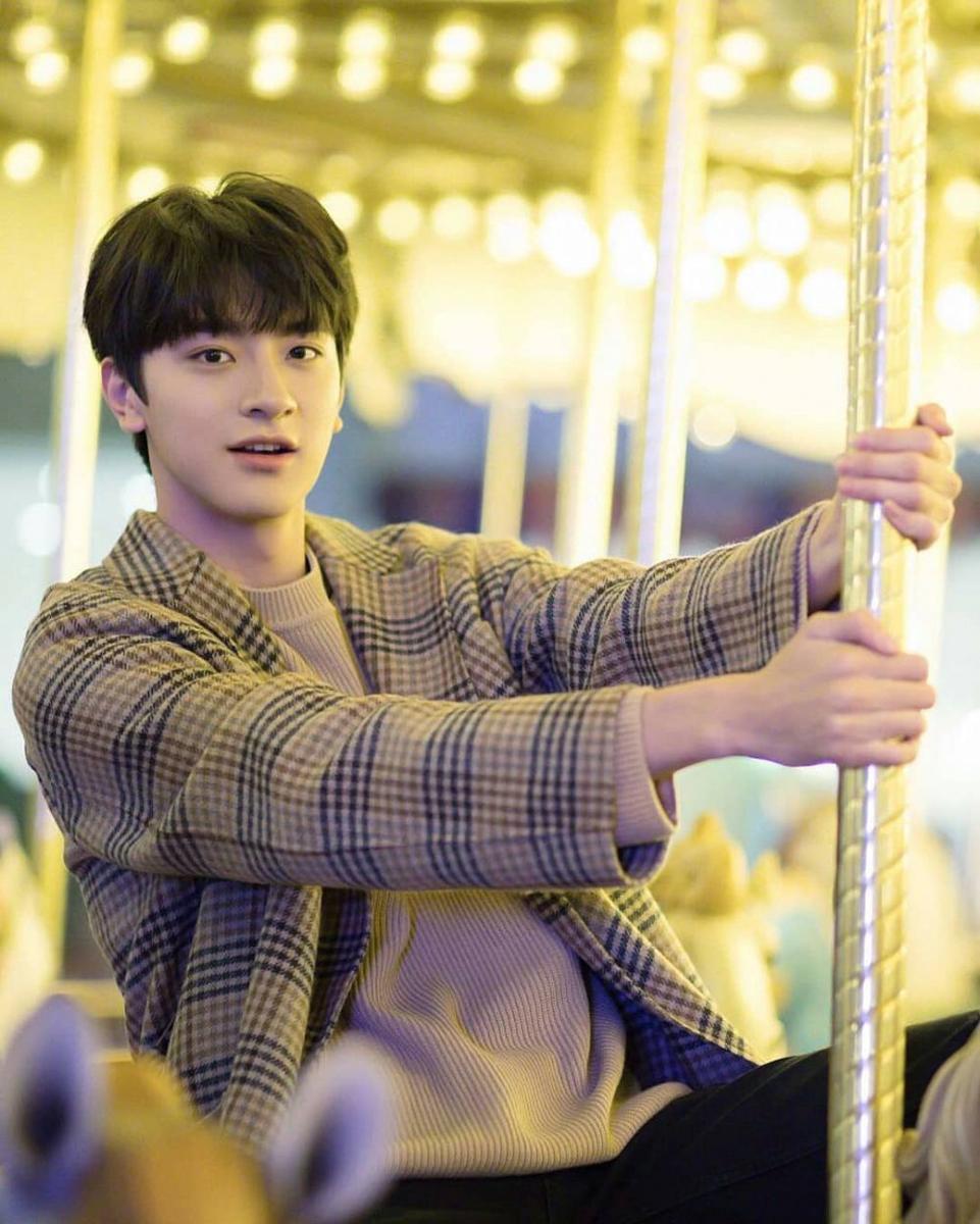 10 Potret Kece Si Jenius Wei Yi di Drama Put Your Head on My Shoulder
