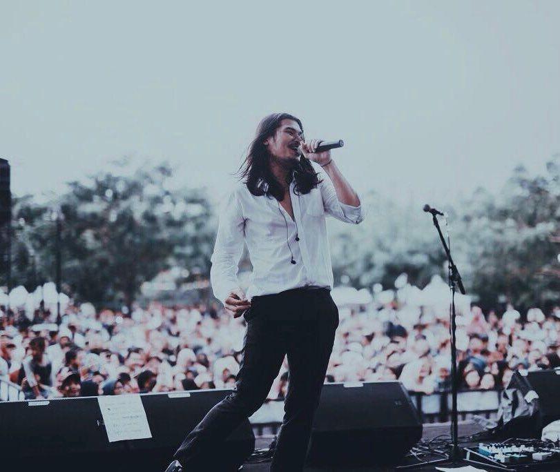 10 Gaya Macho Virzha Idol, Badai dengan Rambut Gondrongnya