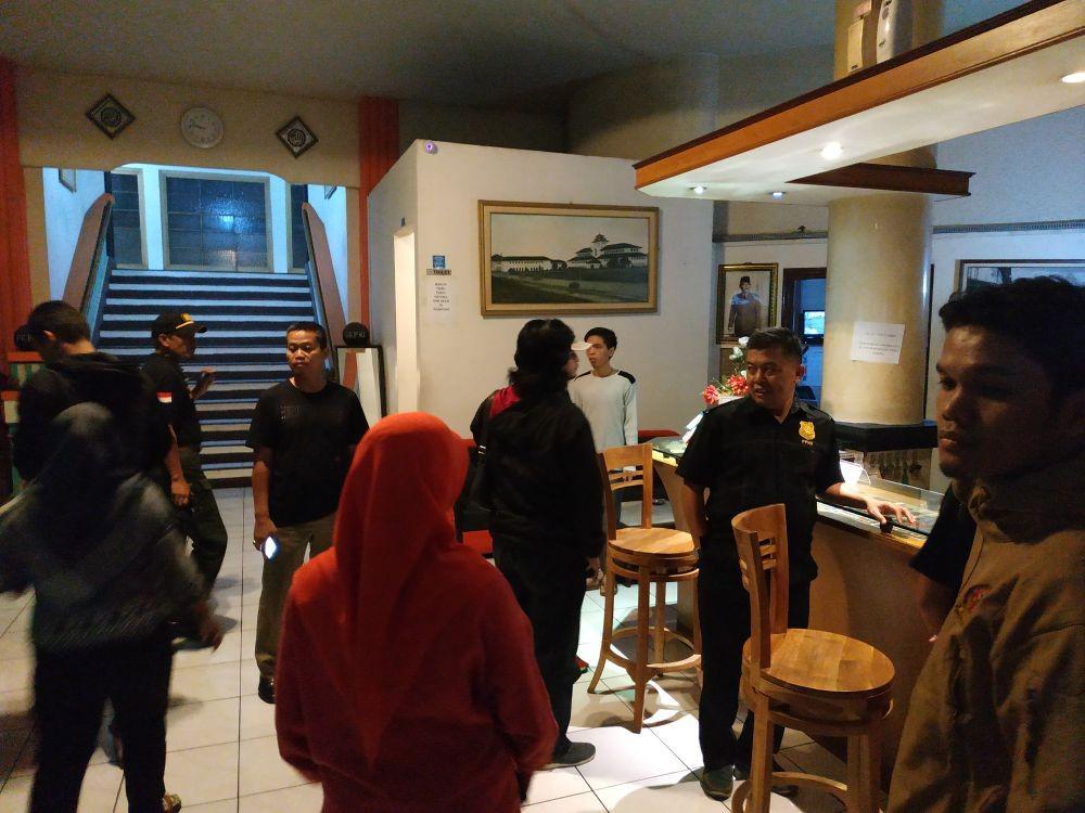 Satpol PP Bandung Amankan Ratusan Botol Miras dan Pasangan Mesum