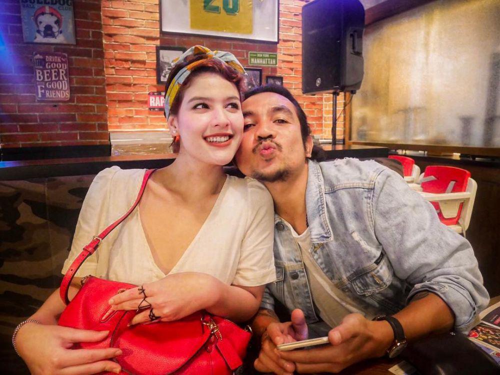 10 Momen Mesra Ricky Komo dam Istrinya, Gayanya Bak Masih Pacaran