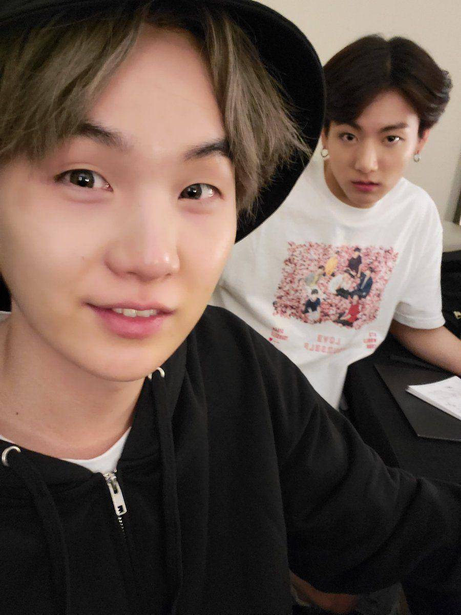 twitter.com/BTS_twt