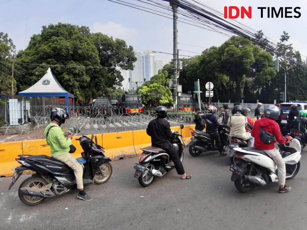 Penjagaan Ketat di KPU Jadi Objek Perhatian Warga yang Melintas