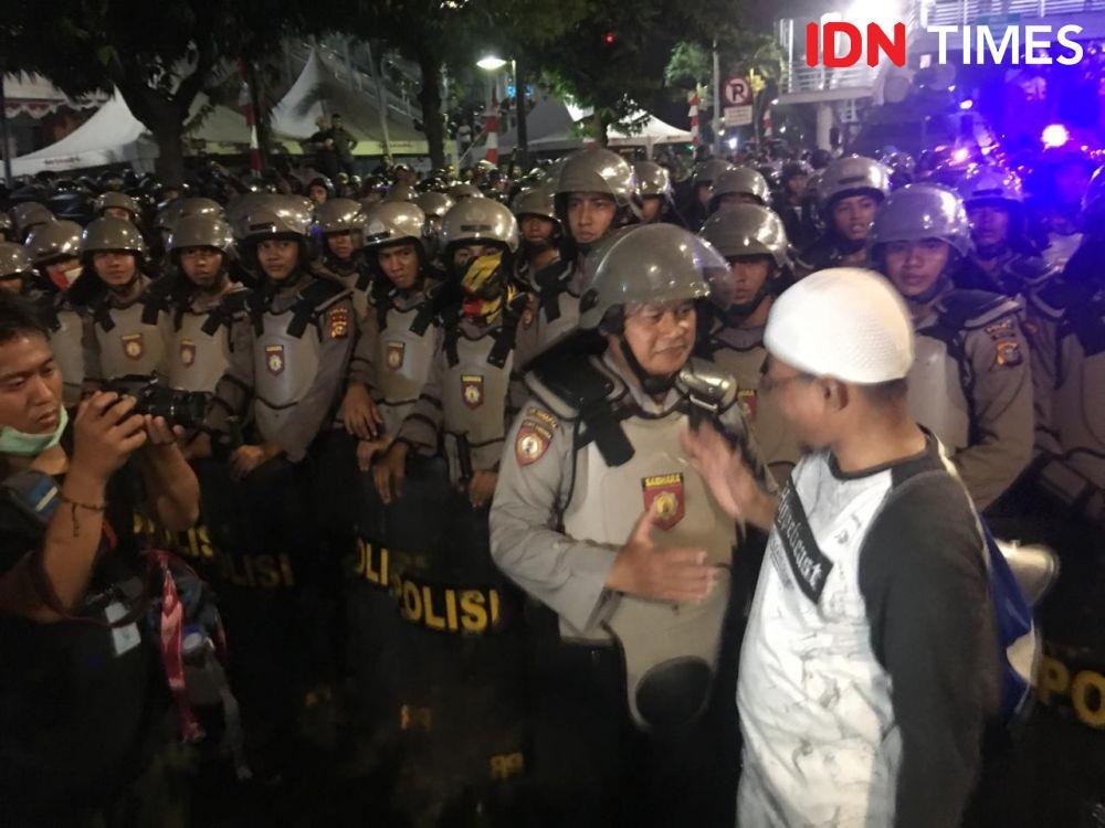 Usai Aksi, Massa di Bawaslu Jabat Tangan dan Selfie dengan Polisi