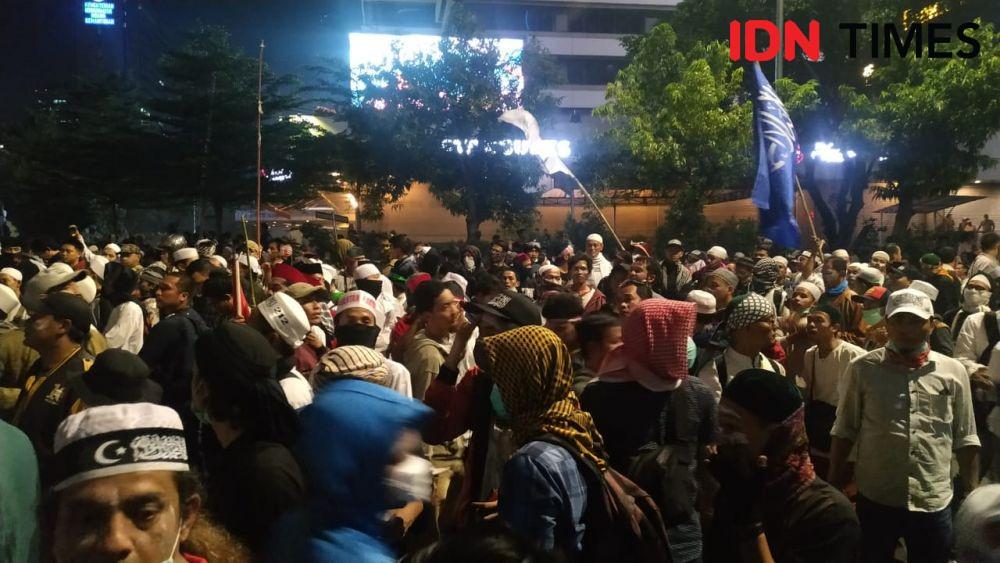 Massa Aksi GNKR Berhamburan ke Arah Kedubes Prancis
