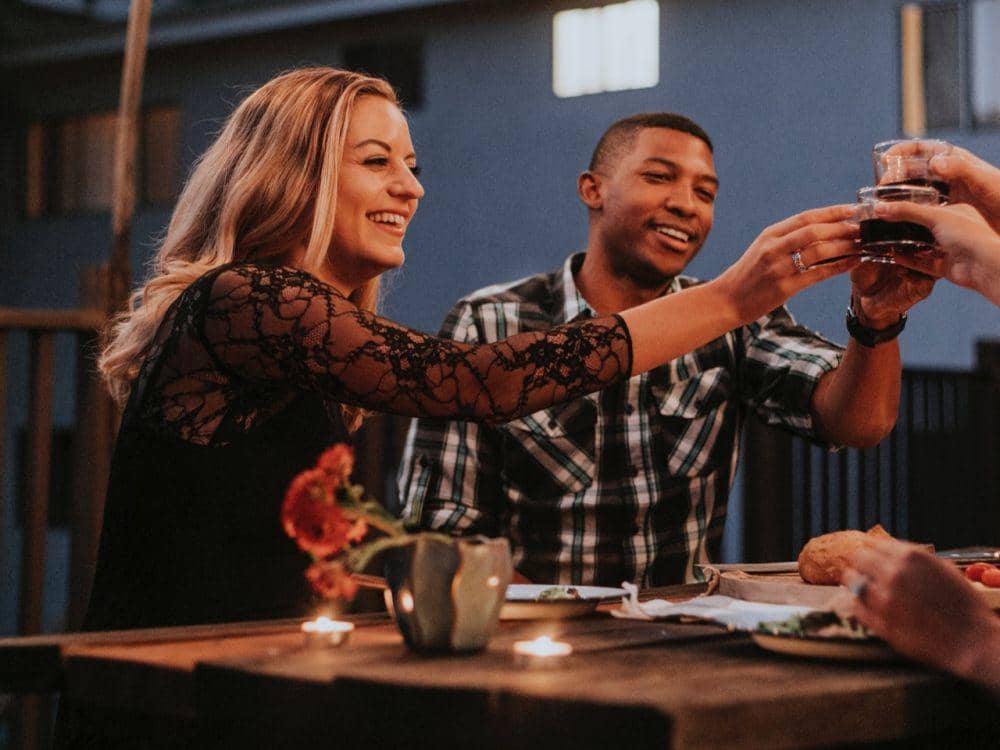 5 Zodiak Ini Konon Suka Traktir Teman Saat Bukber, Dermawan Banget