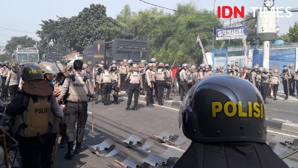 Bentrok di Petamburan Kian Memanas, Brimob Dipukul Mundur Warga