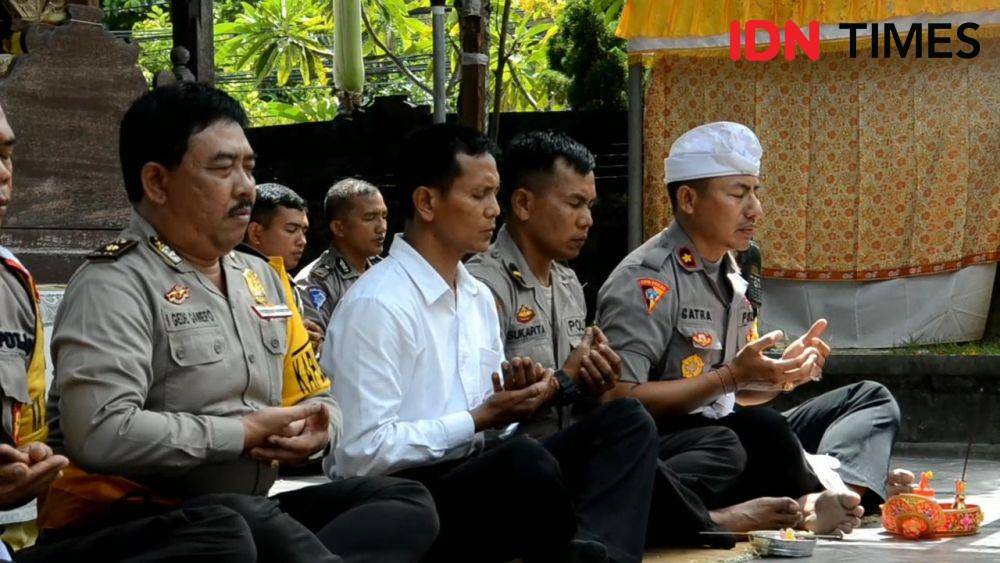 Puluhan Petugas Polisi di Denpasar Berdoa untuk Rekannya di Jakarta