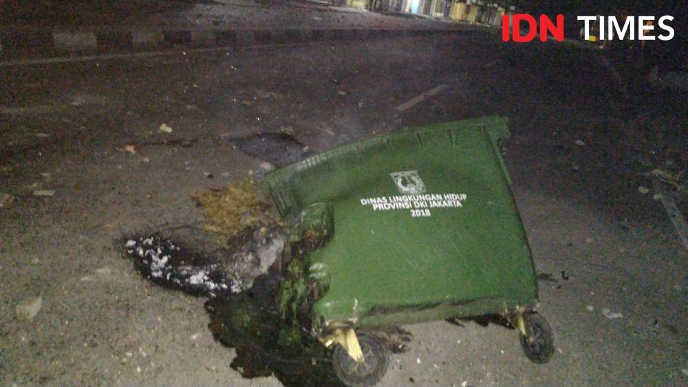 Menelusuri Petamburan di Malam Hari Usai Kericuhan