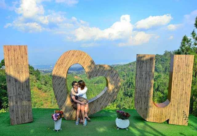 8 Spot Foto 'Love' Instagenic di Malang Raya yang Wajib Kamu Datangi