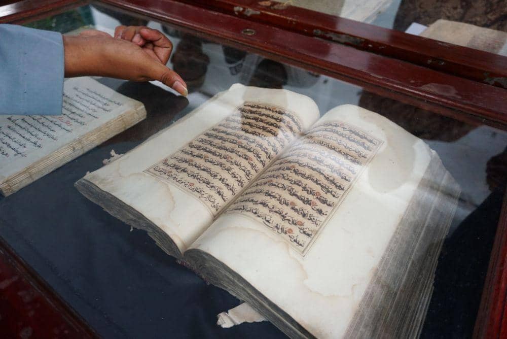 Lestarikan Naskah Kuno, Komunitas Pegon Banyuwangi Raih Penghargaan